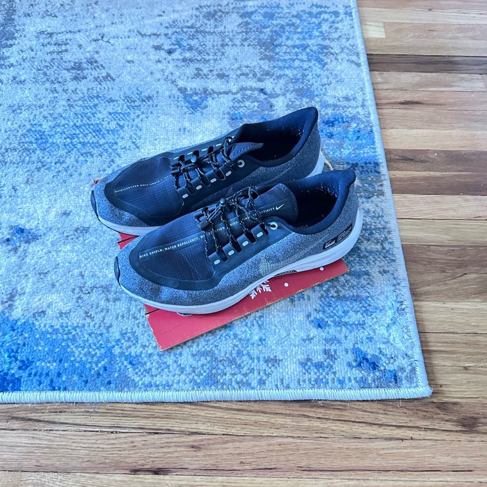 Nike run utility shoe Men's Black Athletic Shoes pre owned size 9